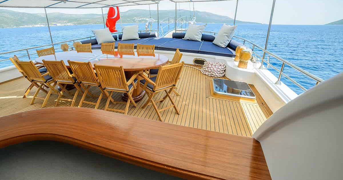 BELLA MARE Aft Deck-min