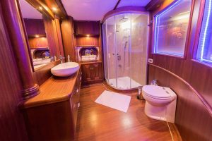 HALCON DEL MAR Bathroom in master cabin