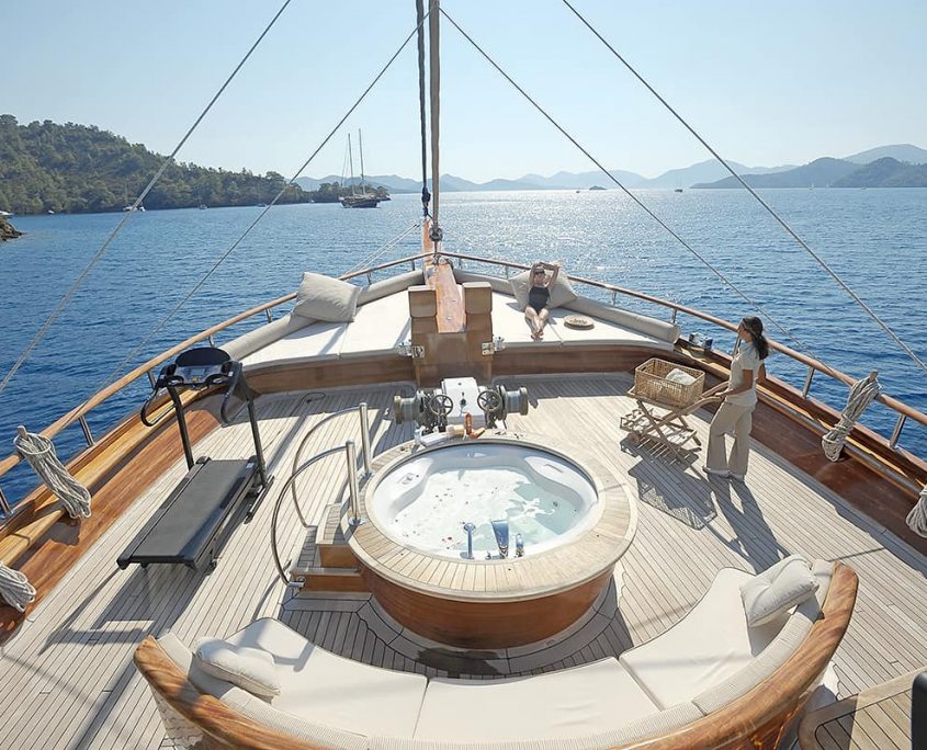 MARE NOSTRUM Jacuzzi on front deck