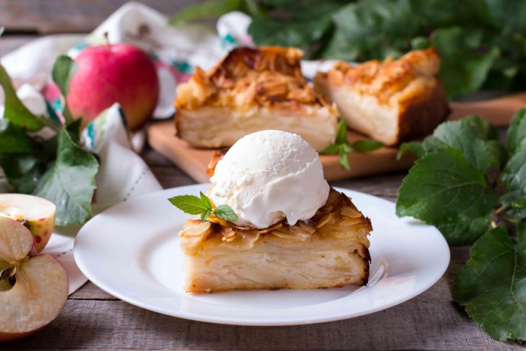 Closeup-of-a-slice-of-apple-pie-with-a-scoop-of-ice-cream-on-a-plate-min