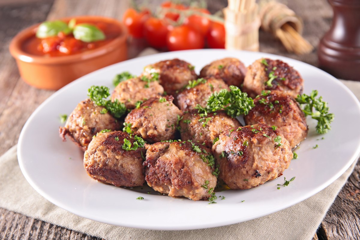 Grilled-meatballs-on-plate-min