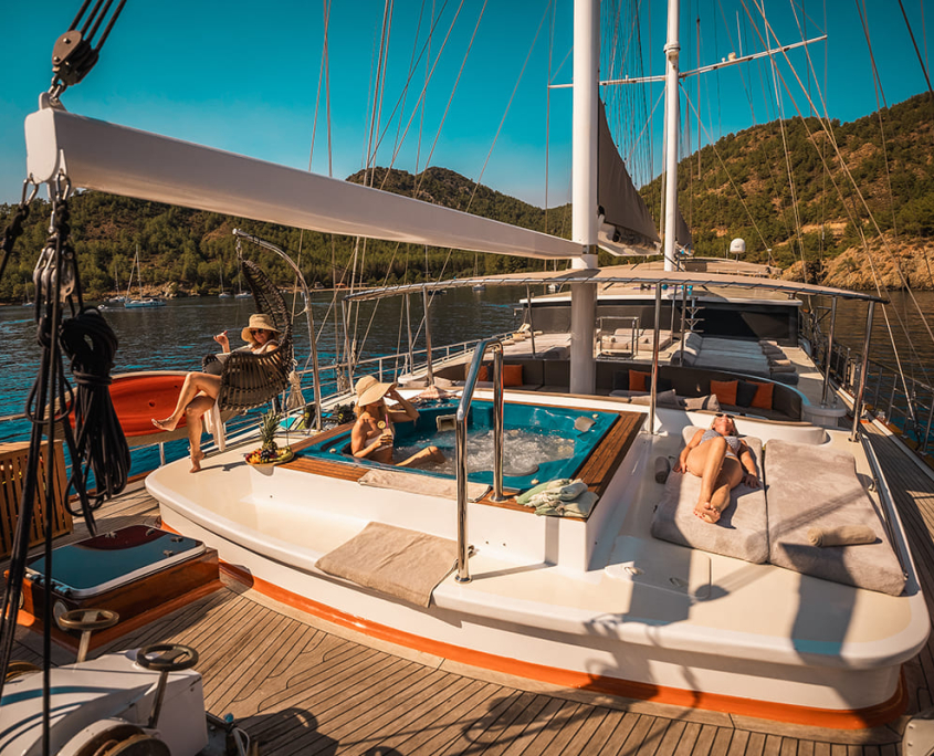NEVRA QUEEN Bow deck