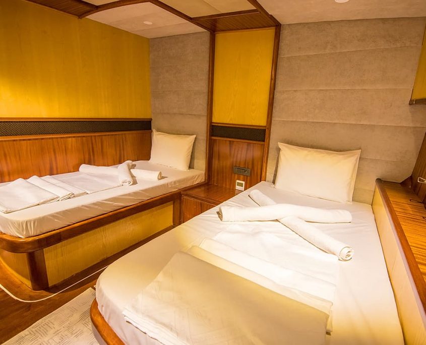 NEVRA QUEEN Twin cabin