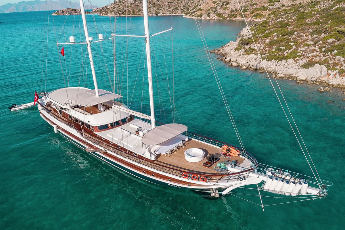 HALCON DEL MAR Anchored