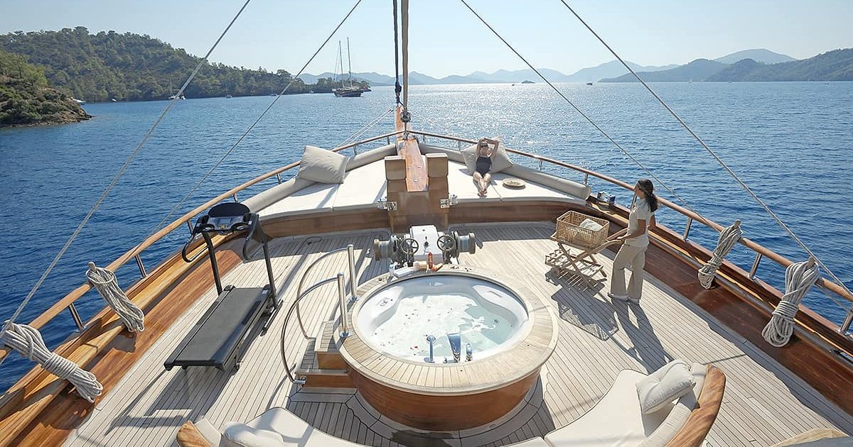 MARE NOSTRUM Jacuzzi on front deck