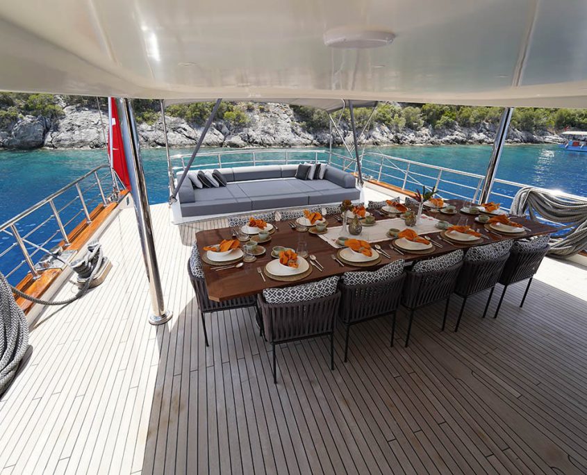 QUEEN OF MAKRI Dining area on Aft deck (2)