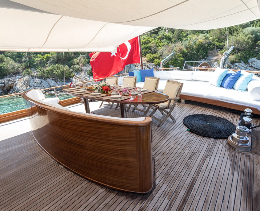 GRACE 1 Aft deck