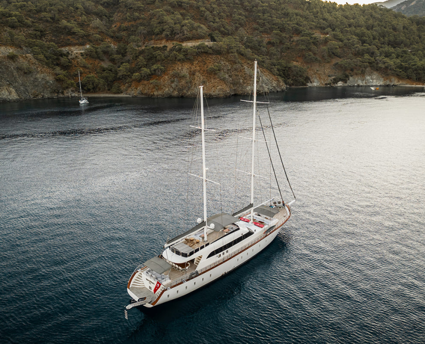 QUEEN OF MAKRI Anchored