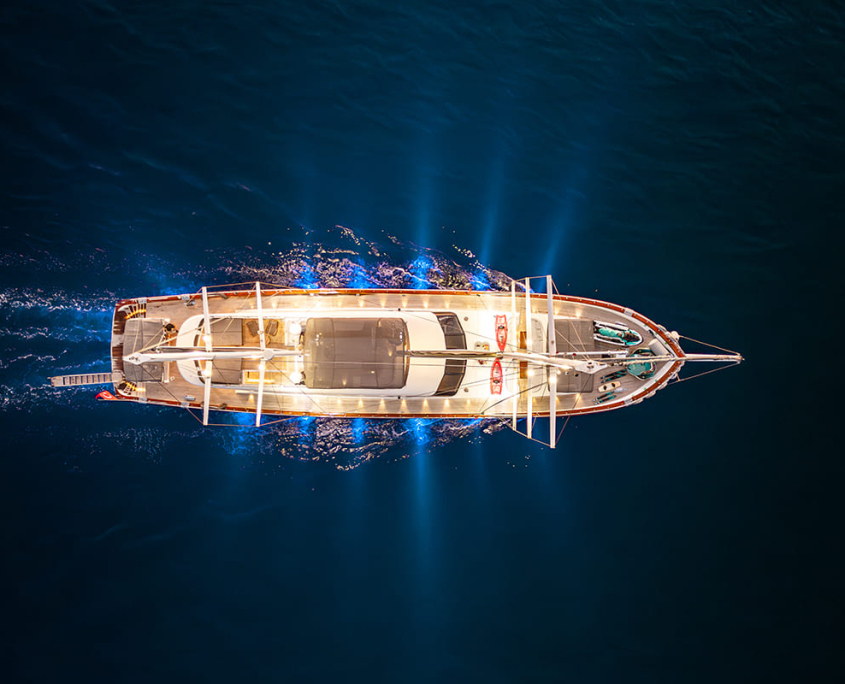 QUEEN OF MAKRI At night
