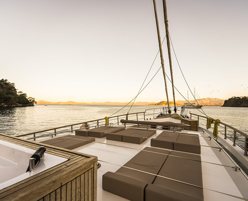 BELGIN SULTAN Bow deck