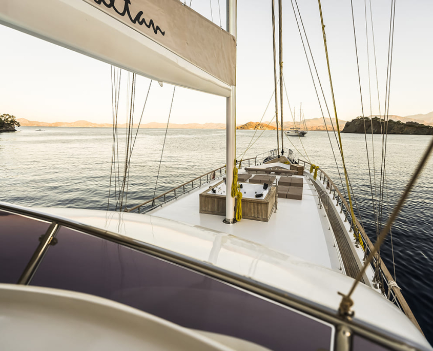 BELGIN SULTAN Bow deck